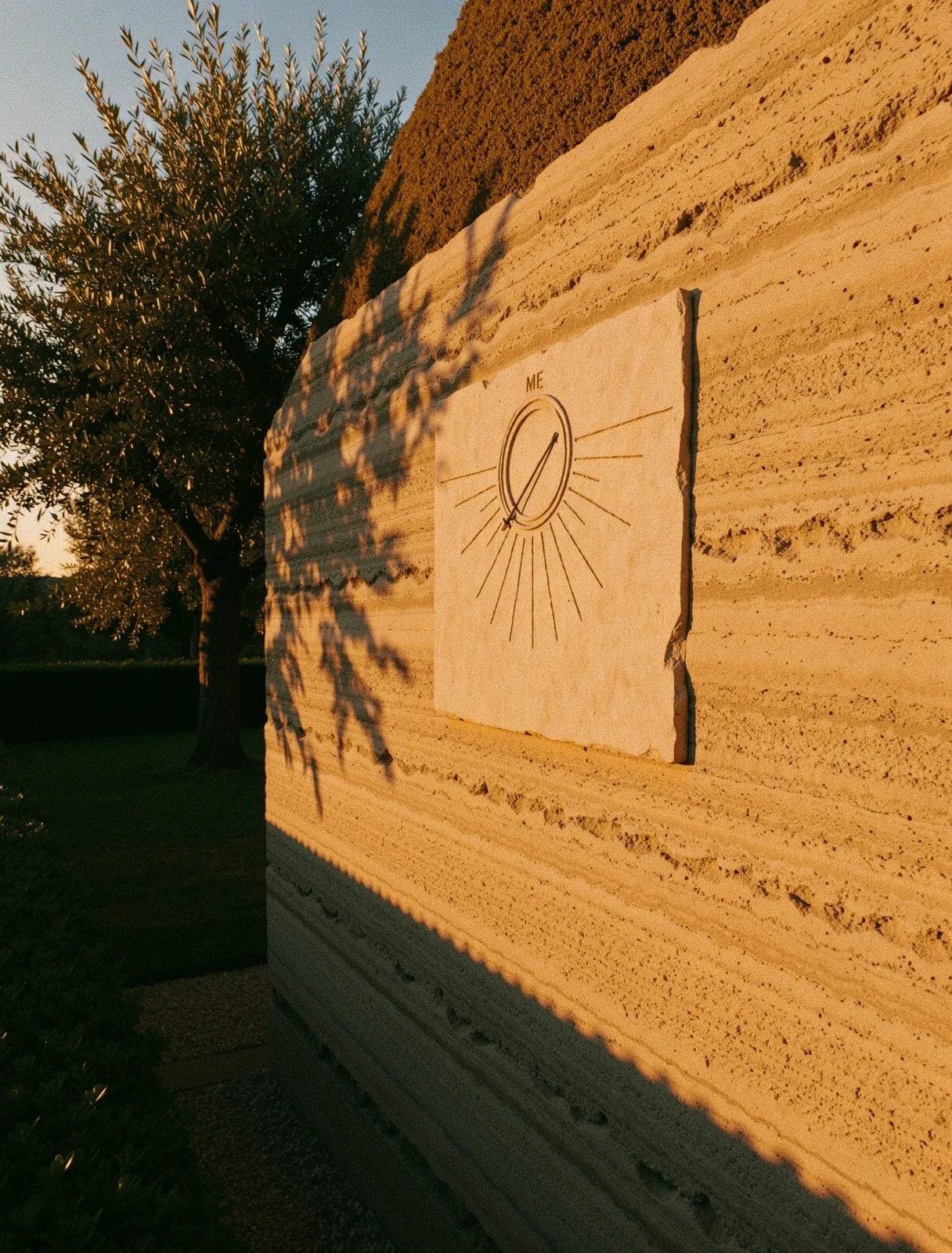Meridiana antica in pietra al tramonto